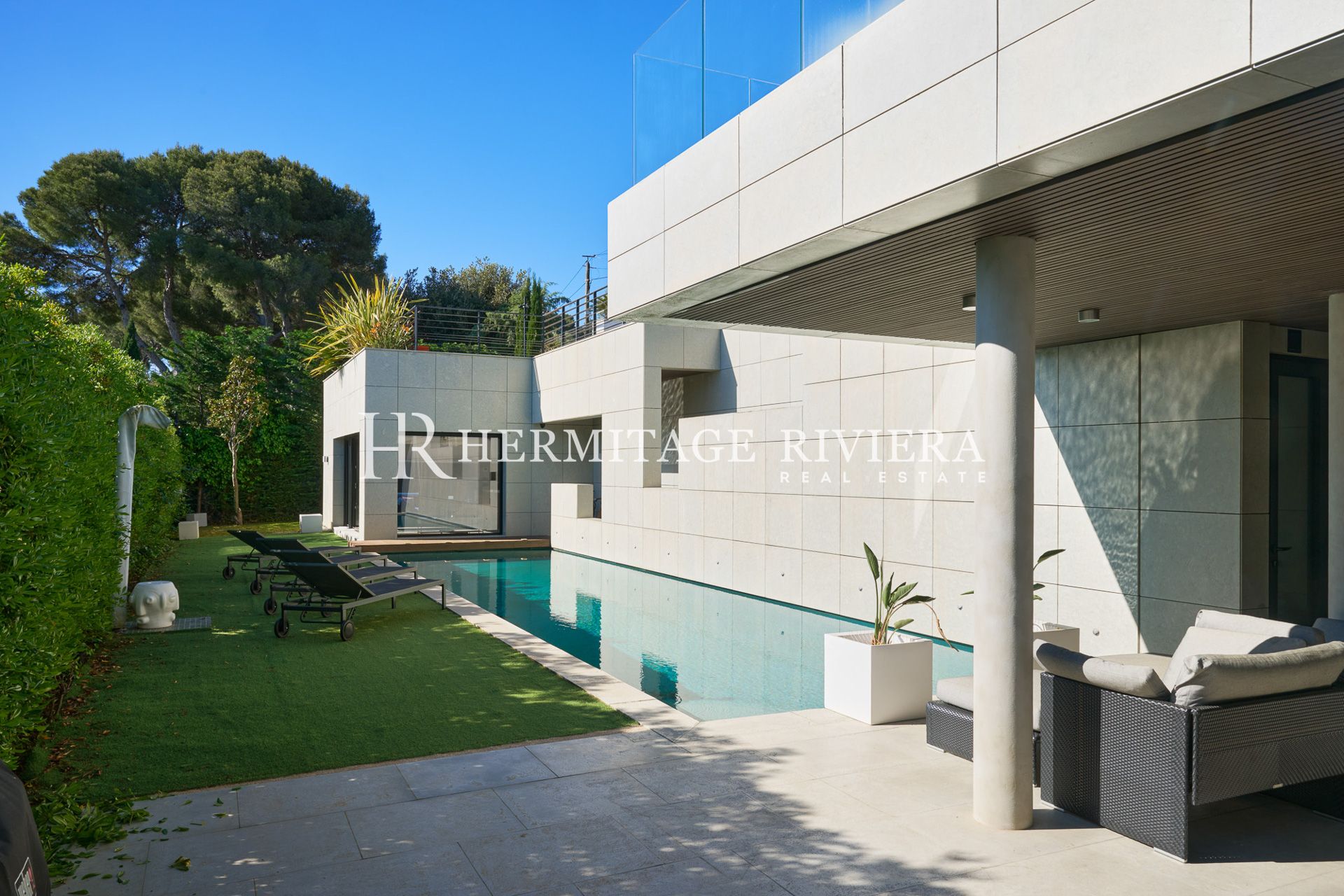 Exceptional contemporary villa panoramic views over the bay of Villefranche (image 30)
