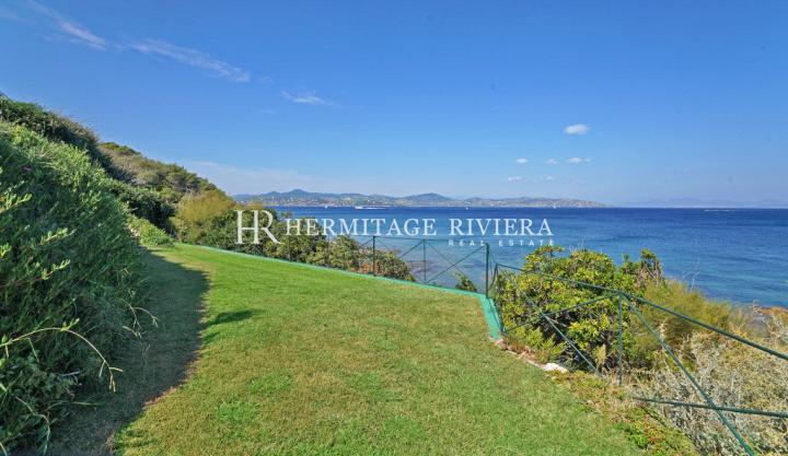 Waterfront villa with a direct accès to the sea (image 20)