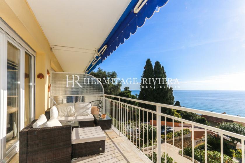 Beautifully appointed apartment with sea view
