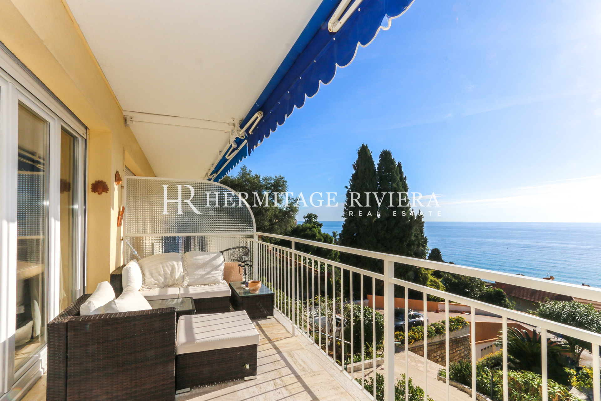 Beautifully appointed apartment with sea view (image 1)