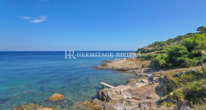 Waterfront villa with a direct accès to the sea (image 21)