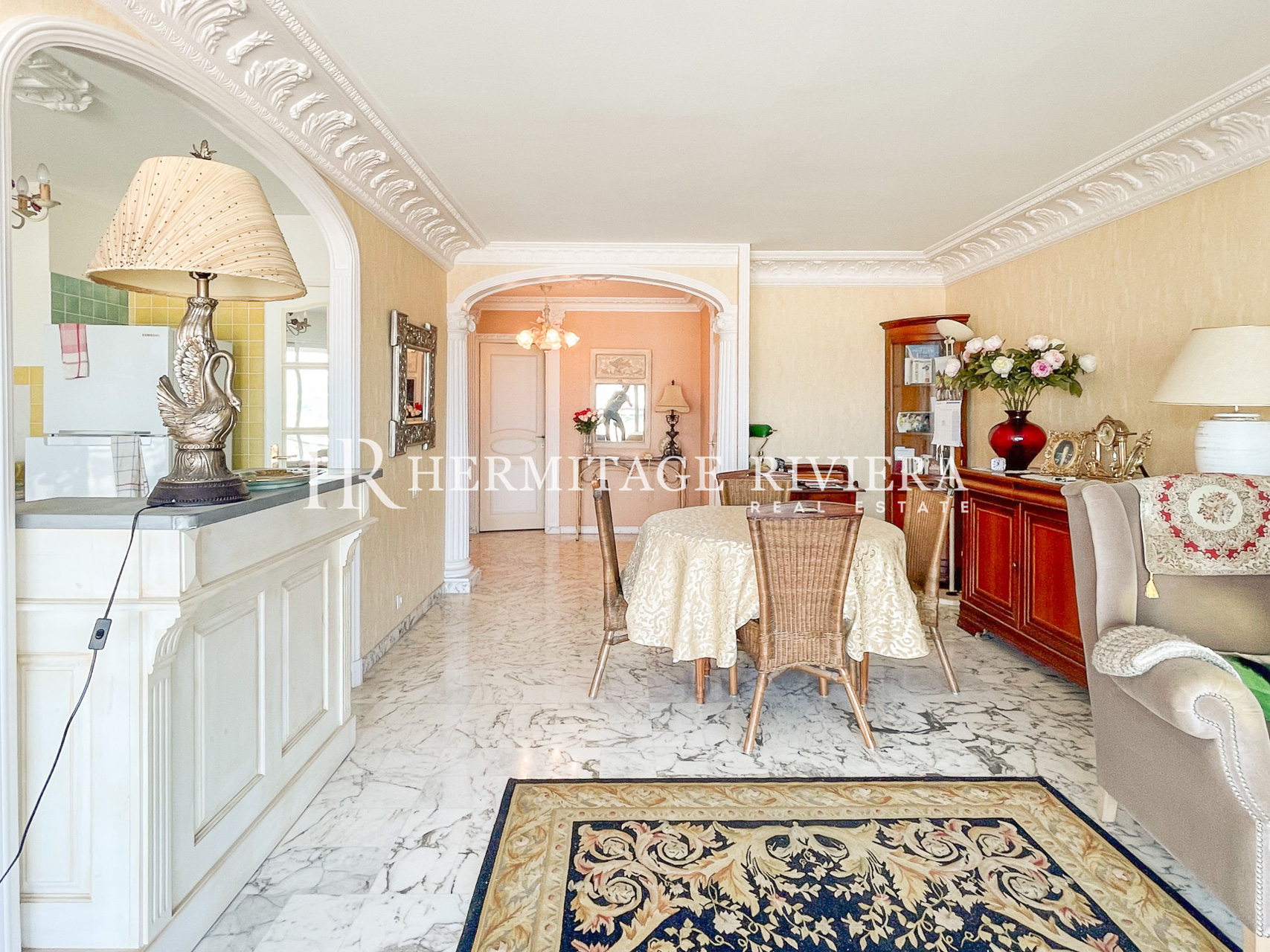 Top floor two bedroom apartment with views over Nice and the sea (image 4)