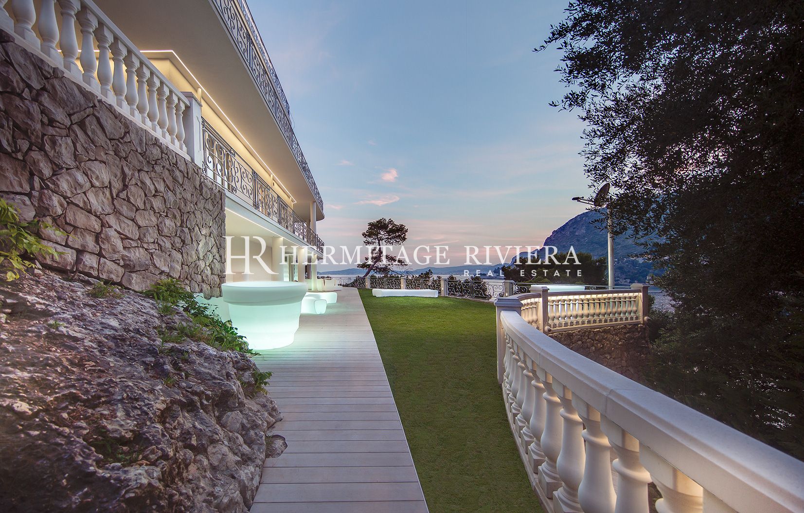 Lavish waterfront property (image 4)