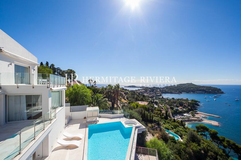Contemporary villa with exceptional view of the bay 