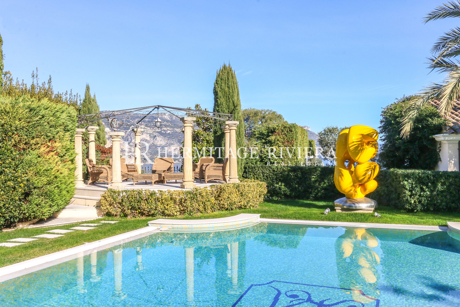Superb villa close to the village with panoramic views (image 2)