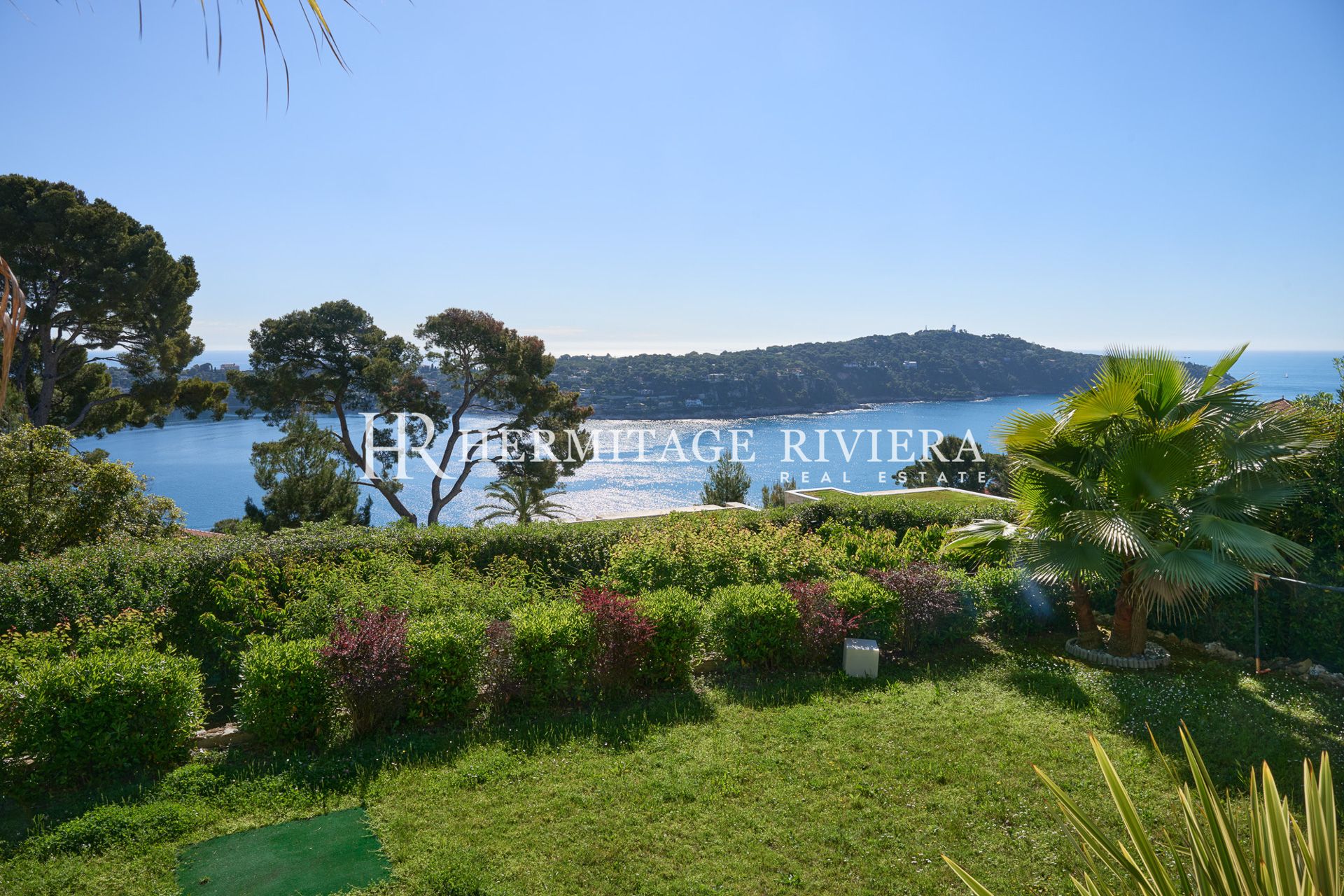 Exceptional contemporary villa panoramic views over the bay of Villefranche (image 39)