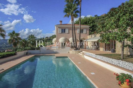 Spectacular views of Nice for this splendid property