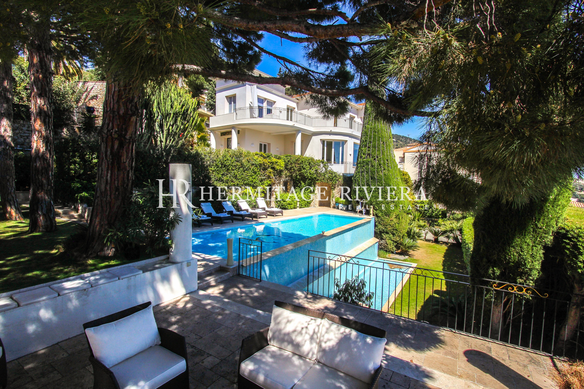 Art-deco property with sea view (image 3)