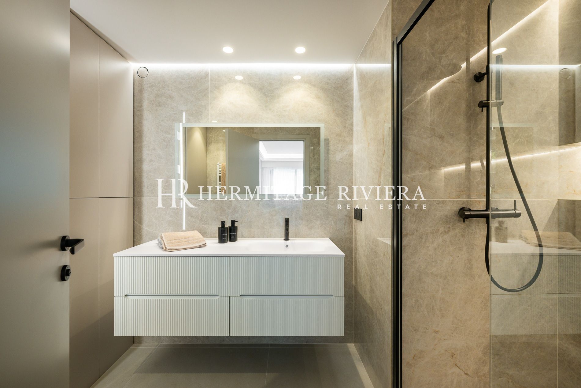 Exceptional Apartment – Top Floor with Breathtaking Sea View (image 32)