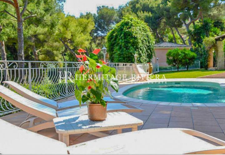Provencal style villa with pool and sea views (image 2)
