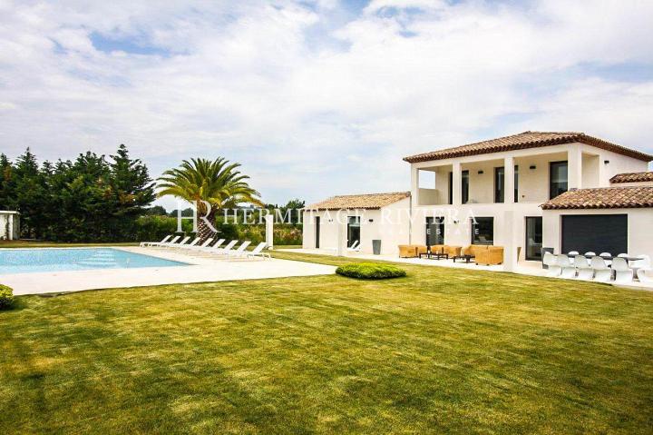 Modern villa renovated close to the beach  (image 1)