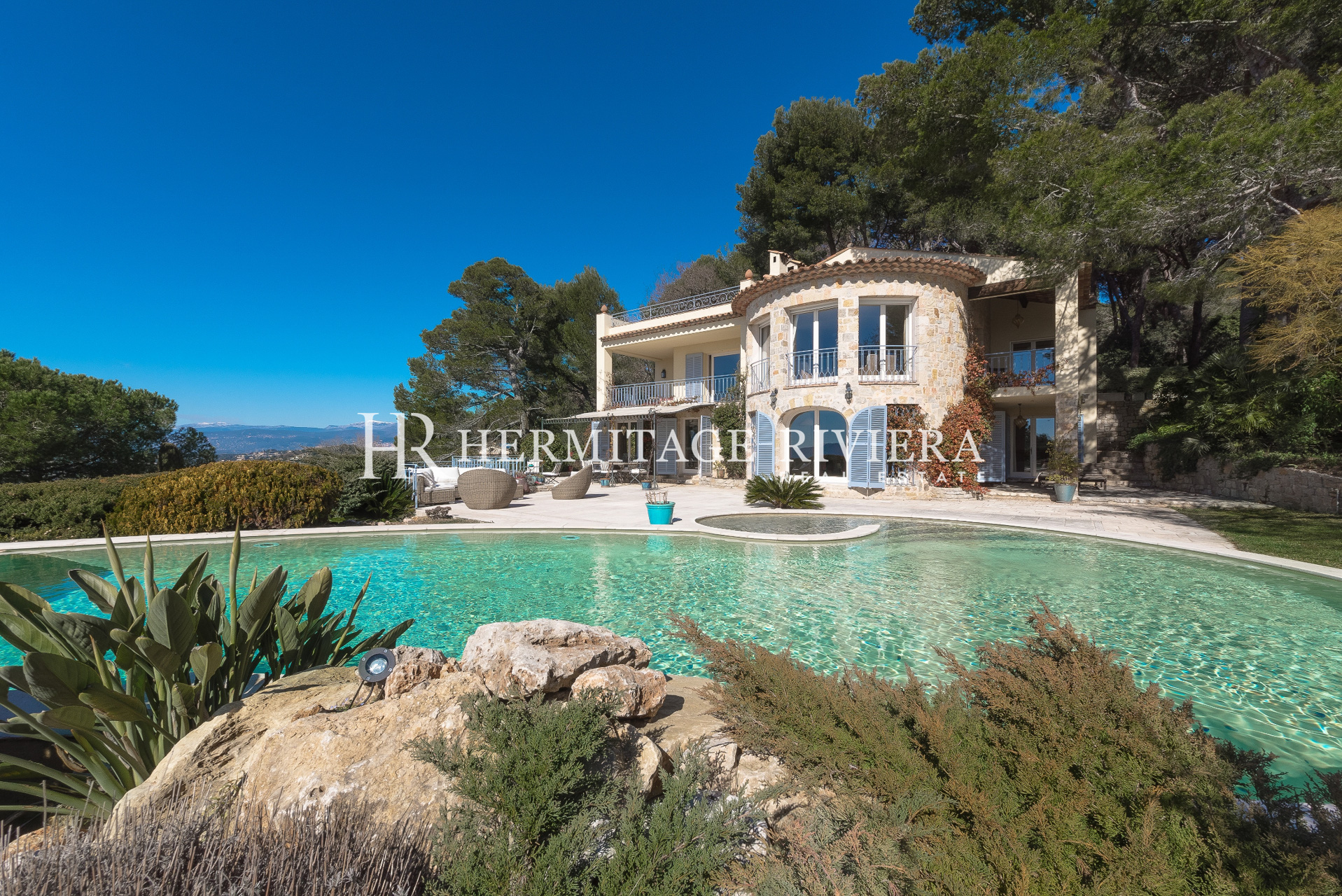 Beautiful property offering an exceptional view of the bay (image 2)