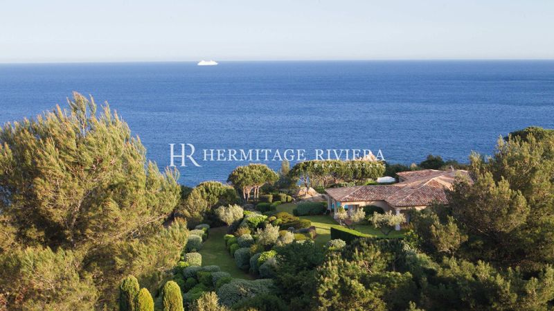 Villa con piscina y vistas al mar en urbanización cerrada