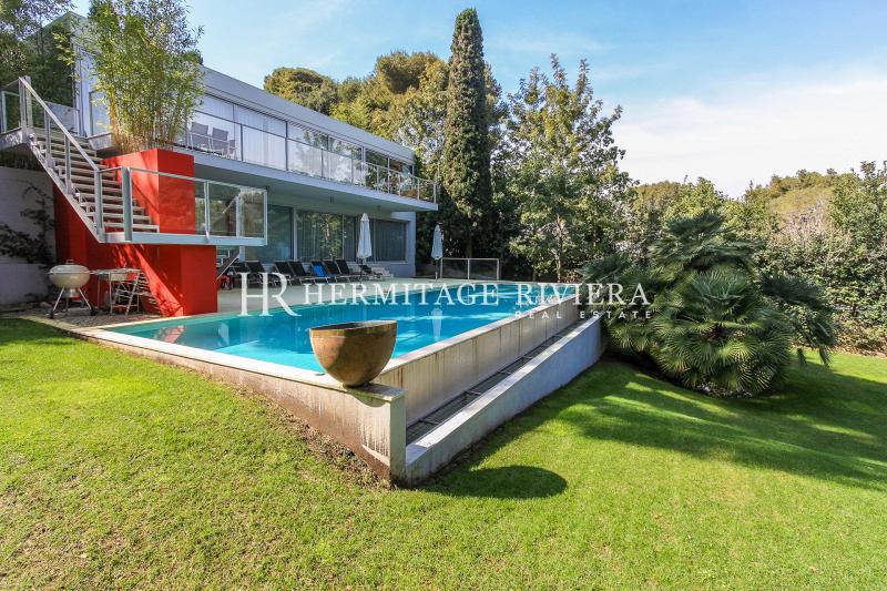 Contemporary villa calm with pool in flat garden