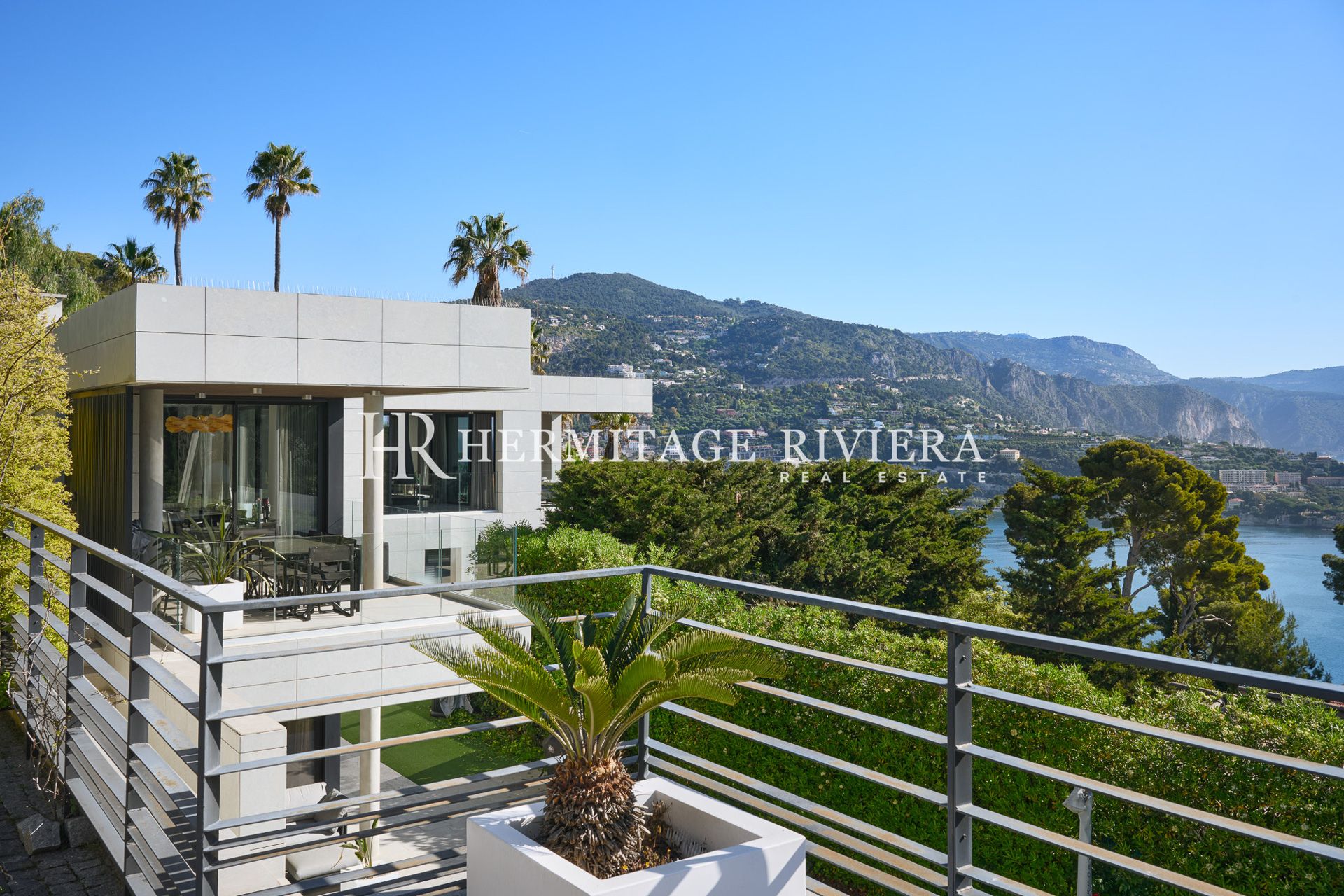 Exceptional contemporary villa panoramic views over the bay of Villefranche (image 40)