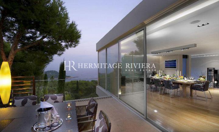 Sublime modern villa with panoramic sea views (image 5)