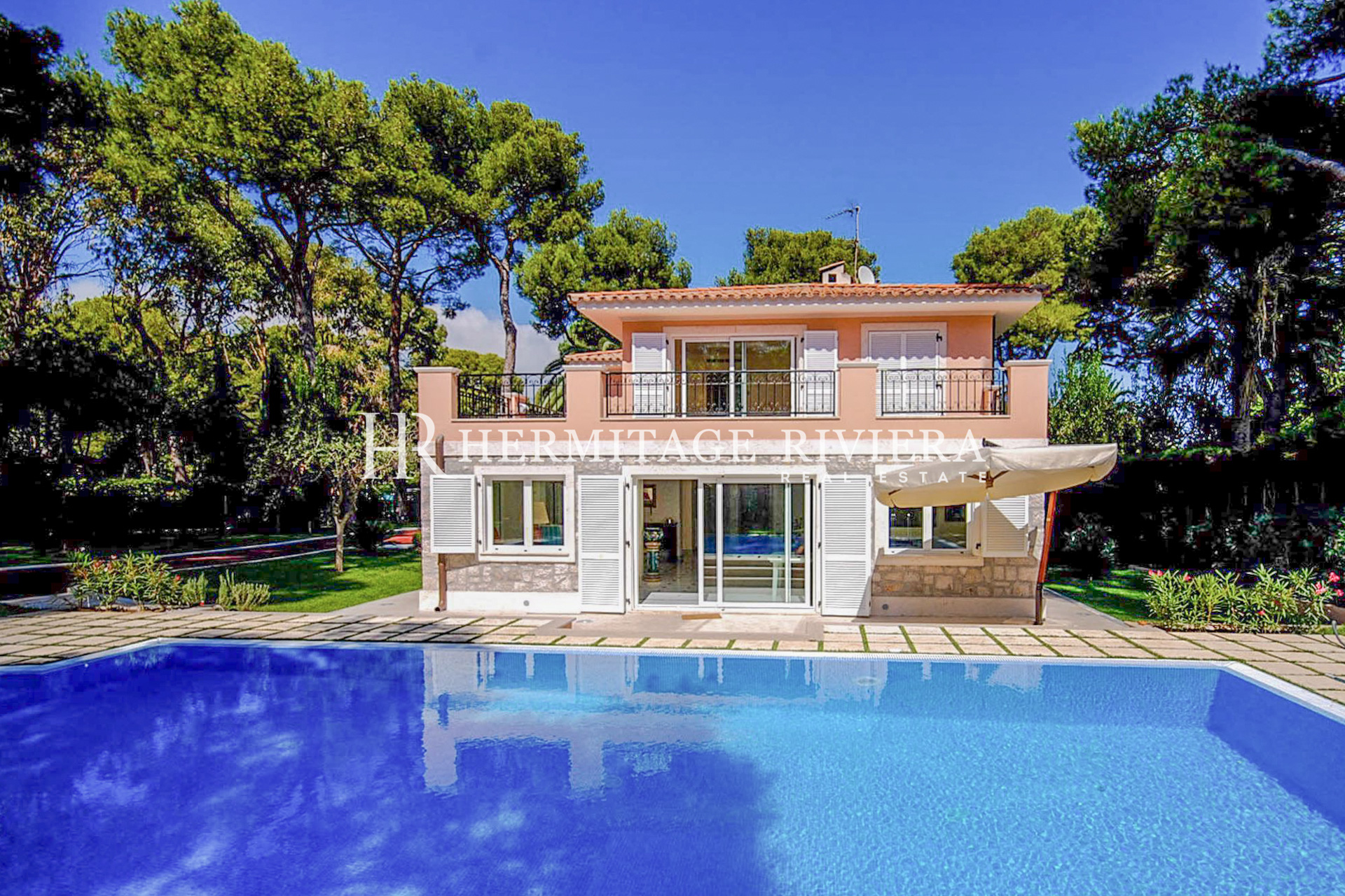 Luxurious modern villa (image 1)