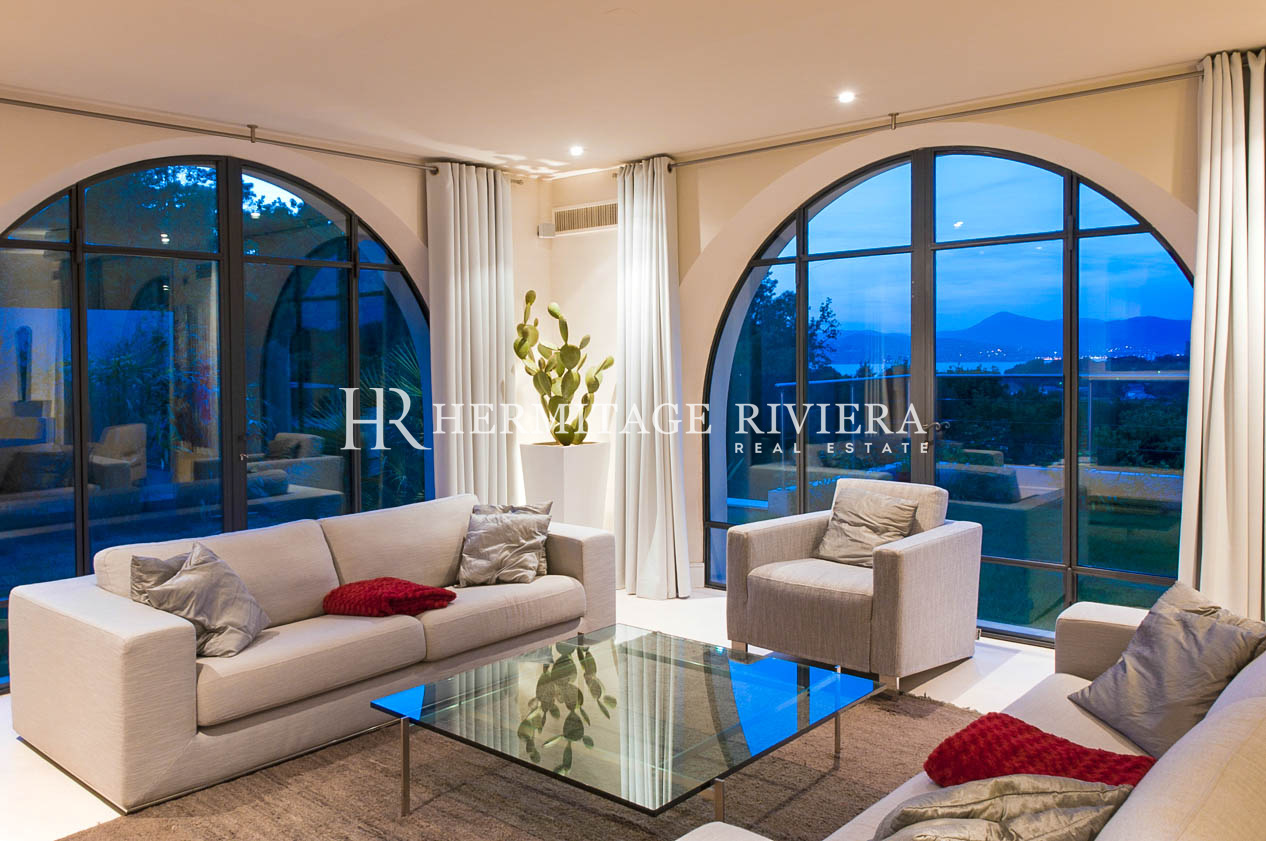 Luxury new villa with sea views (image 11)