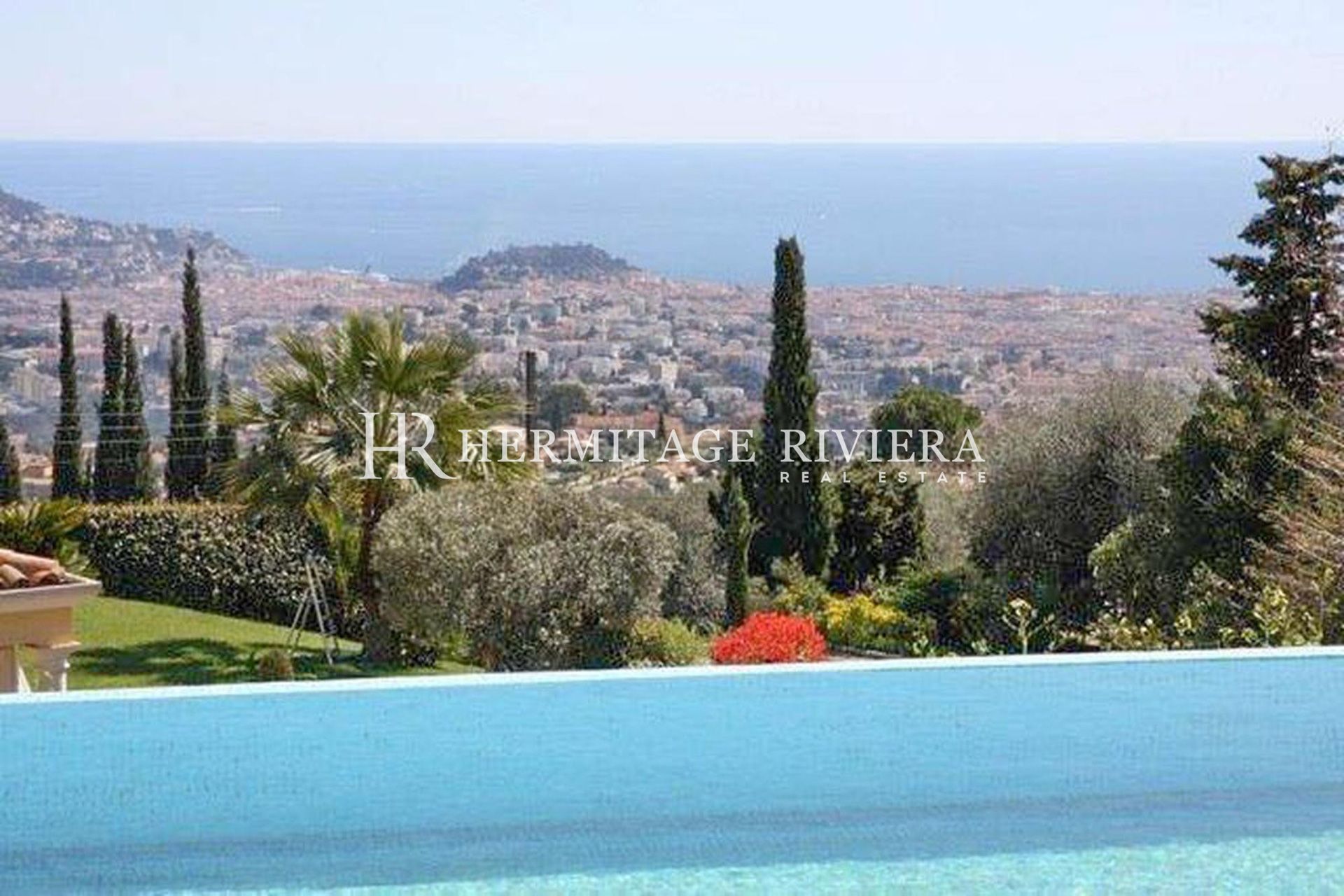 Villa moderna - Proprietà chiusa - Vista mare (immagine 2)