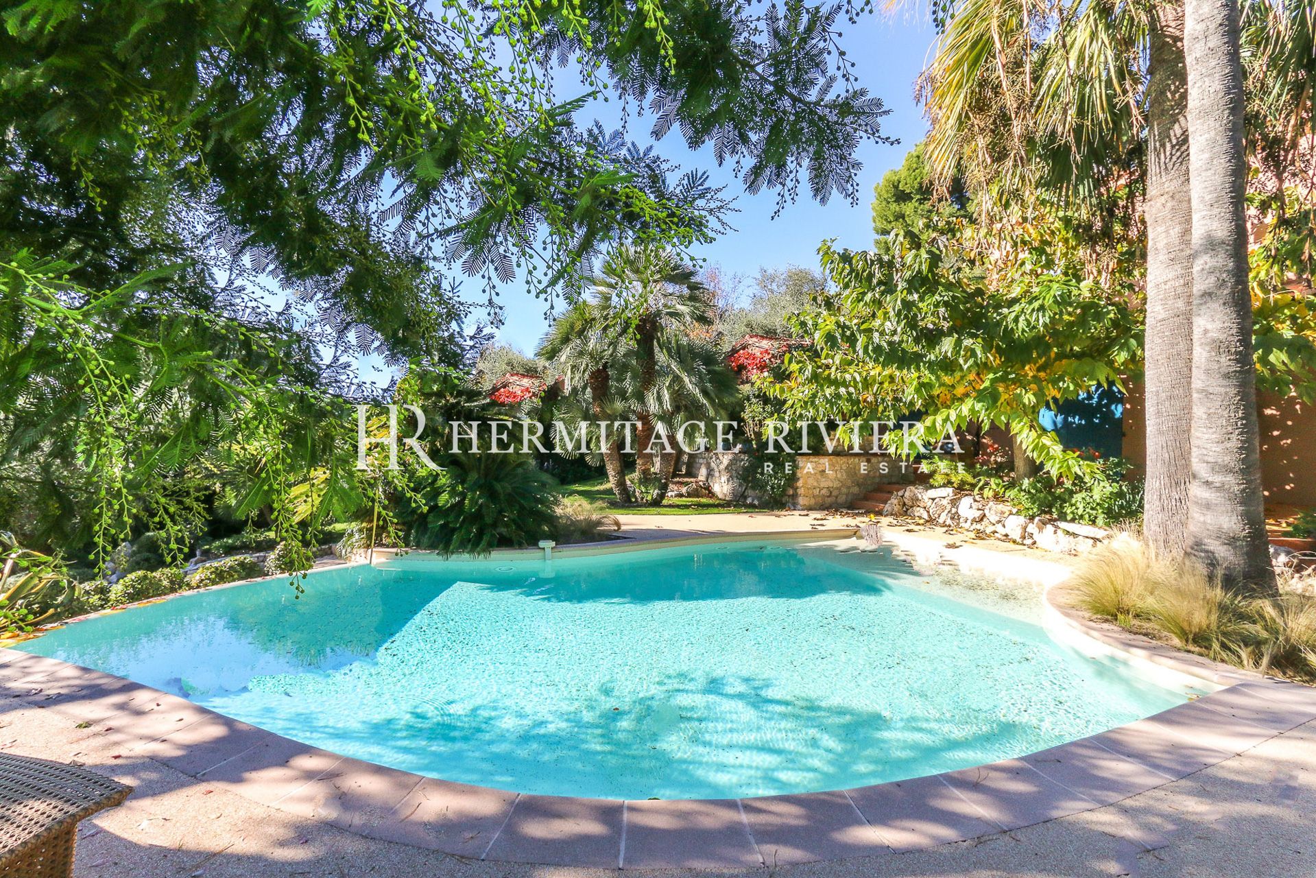 Stängd fastighet - Pool - Havsutsikt  (bild 2)