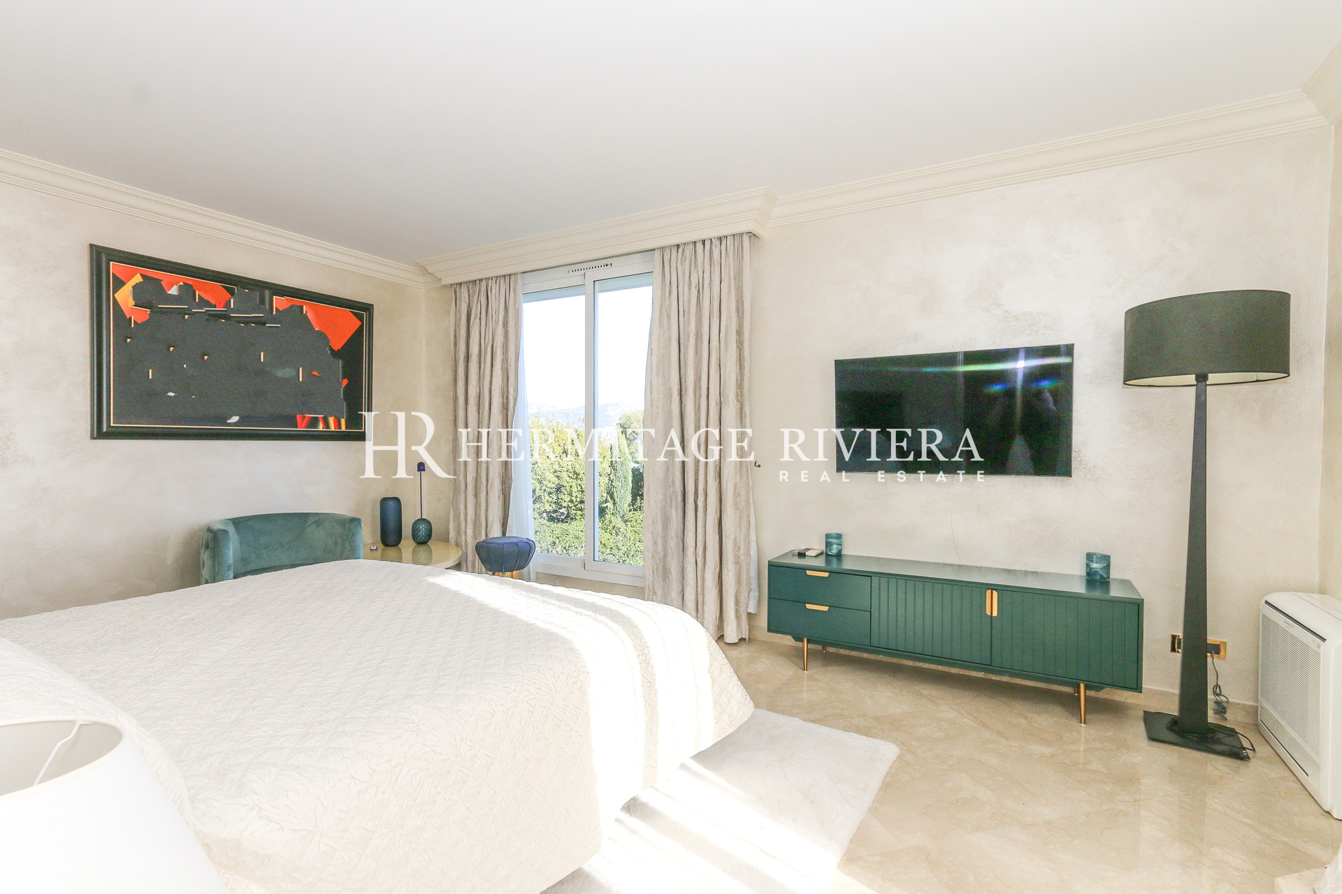 Superb villa close to the village with panoramic views (image 13)