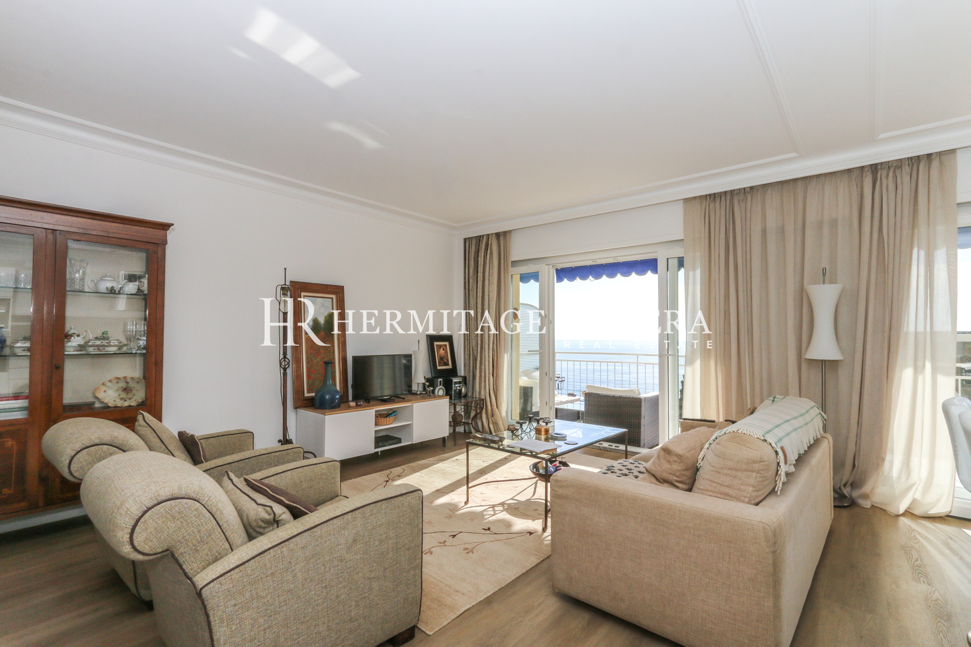 Beautifully appointed apartment with sea view (image 5)