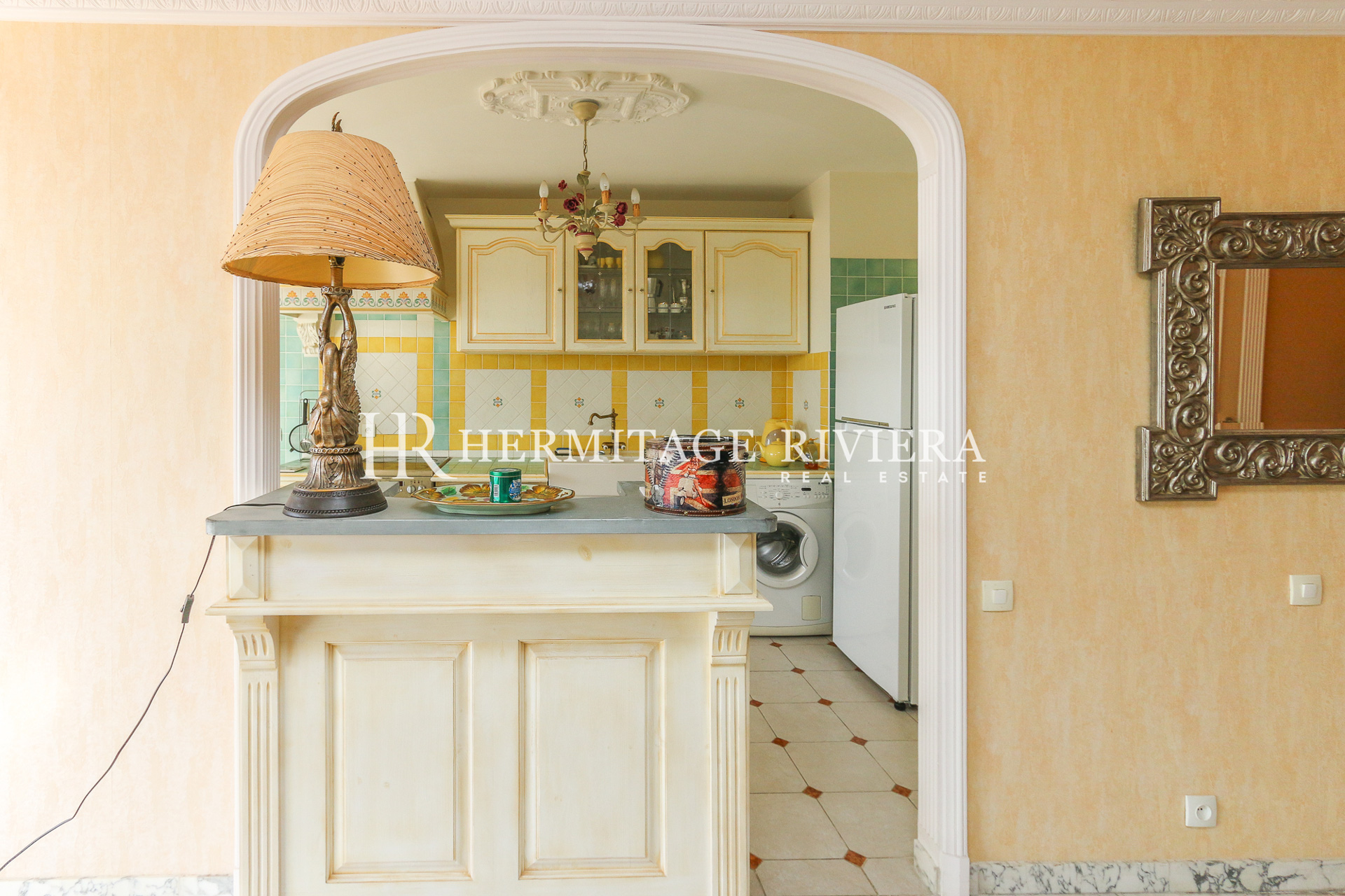 Top floor two bedroom apartment with views over Nice and the sea (image 7)