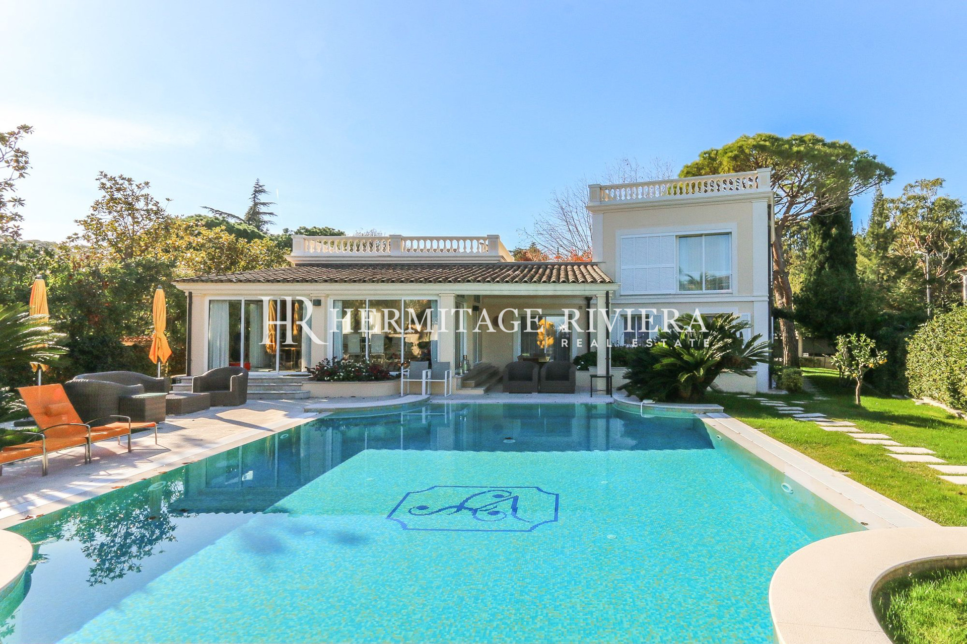 Superb villa close to the village with panoramic views (image 1)
