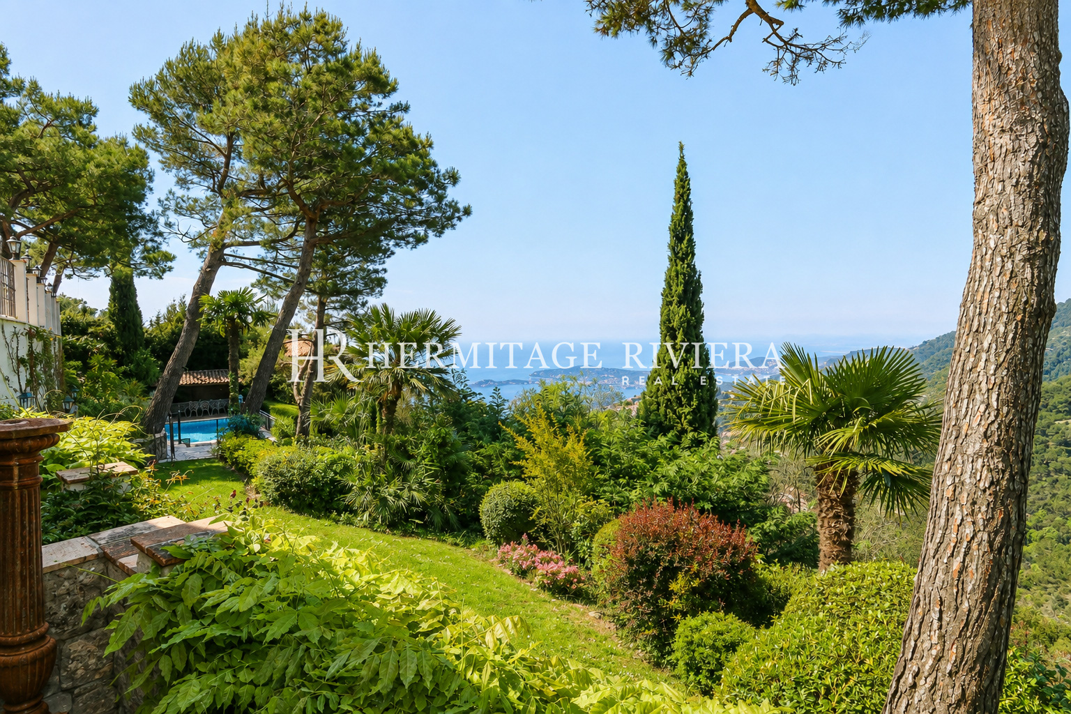 Villa à Èze Village Villa rénovée - Vue surplombant le village - Piscine (image 7)
