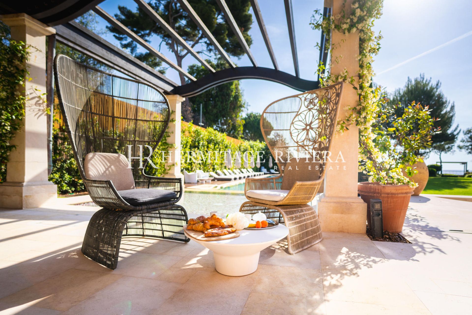 Exclusive waterfront property - Pool - Sea views (image 28)