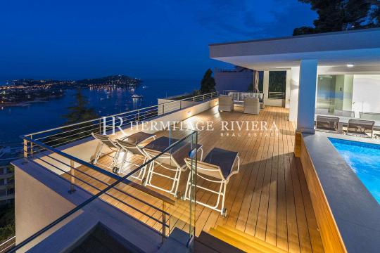 New contemporary luxury villa with view of the bay 