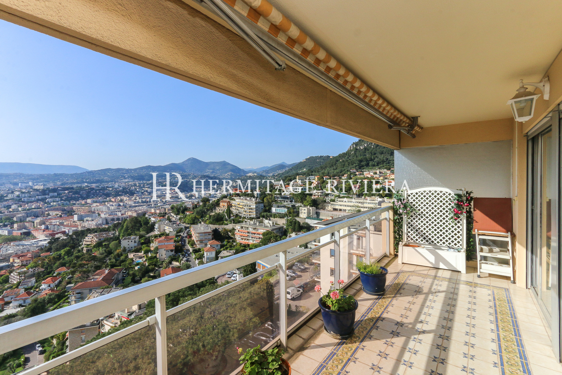 Top floor two bedroom apartment with views over Nice and the sea (image 3)