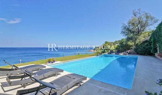 Waterfront villa with a direct accès to the sea