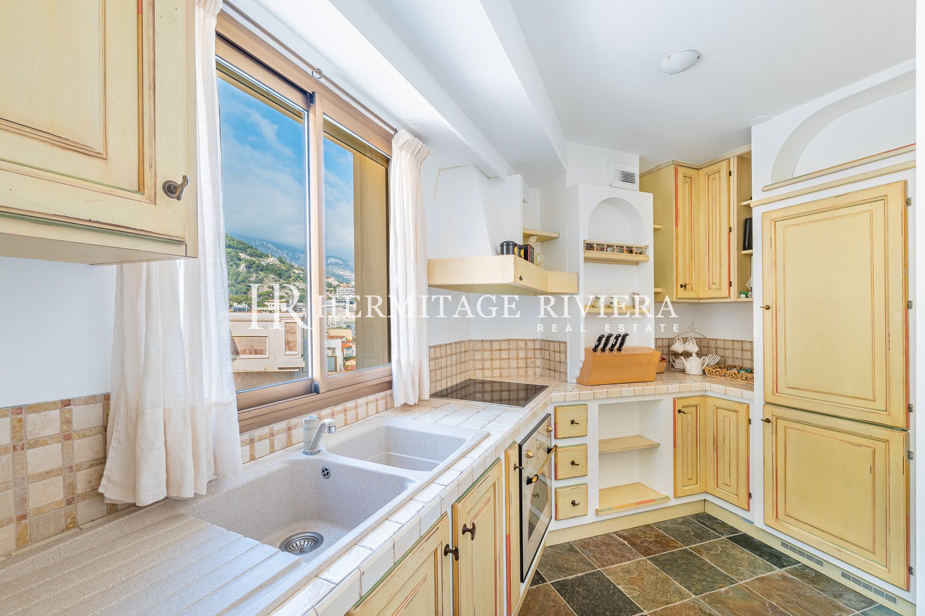 Penthouse in prestigious residence overlooking Monaco (image 10)