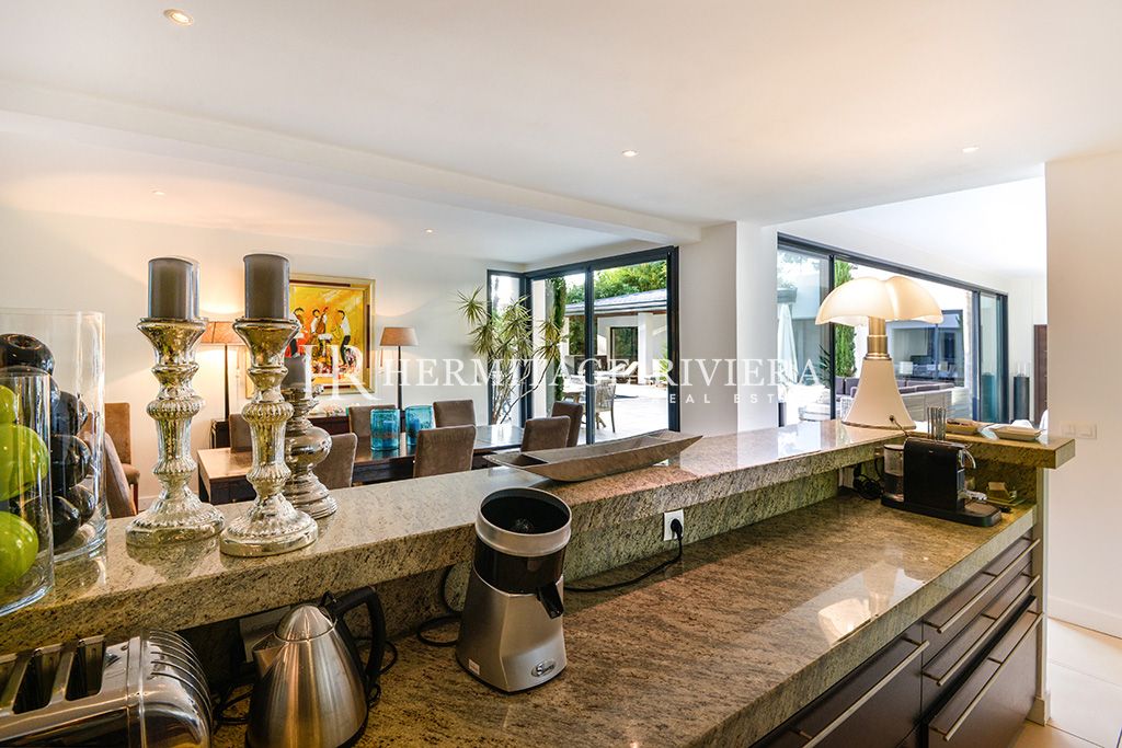 Villa contemporanea con 8 camere da letto, piscina e giardino pianeggiante. (immagine 7)