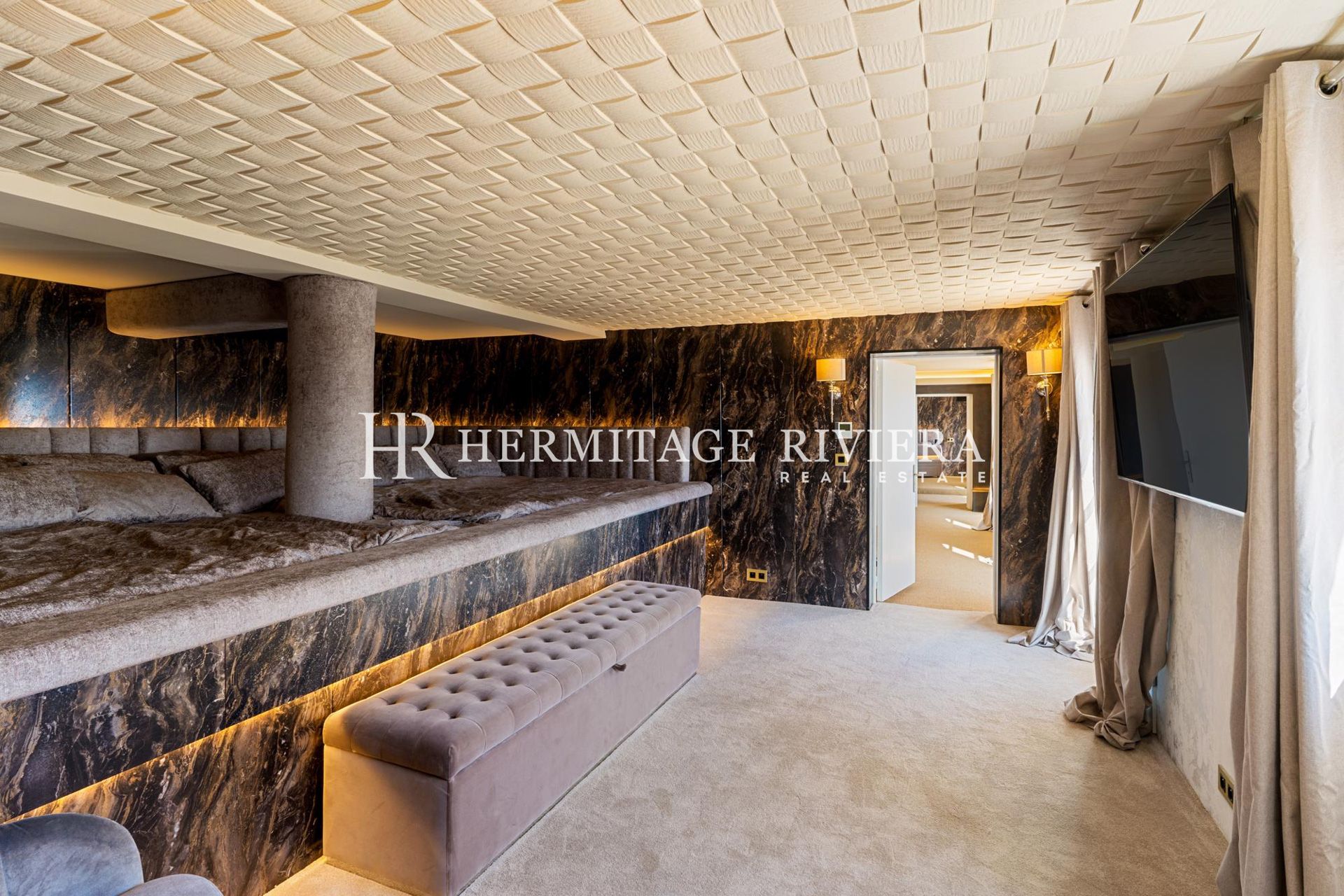 Stunning luxury property with helipad and pool (image 36)