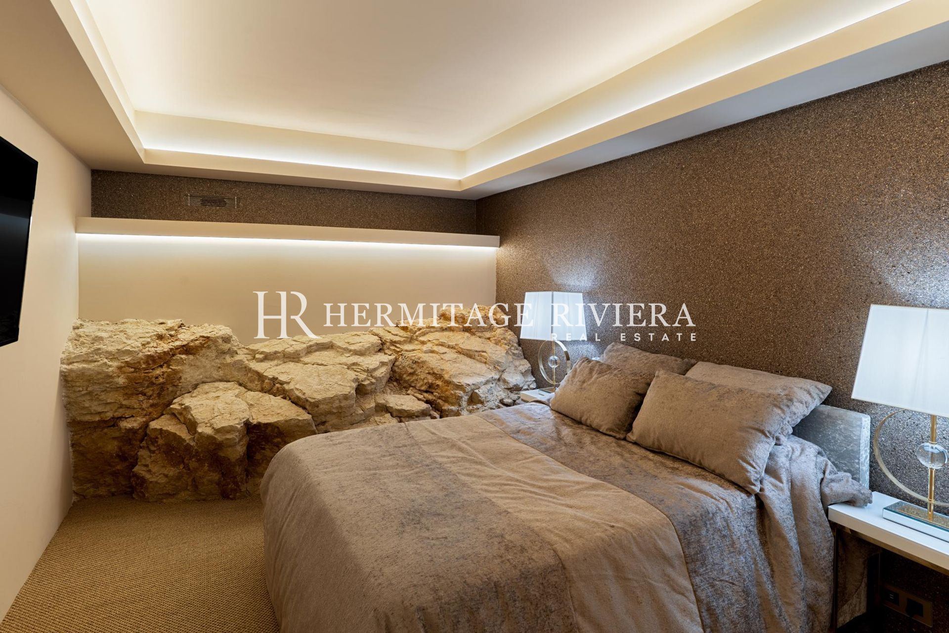 Stunning luxury property with helipad and pool (image 35)