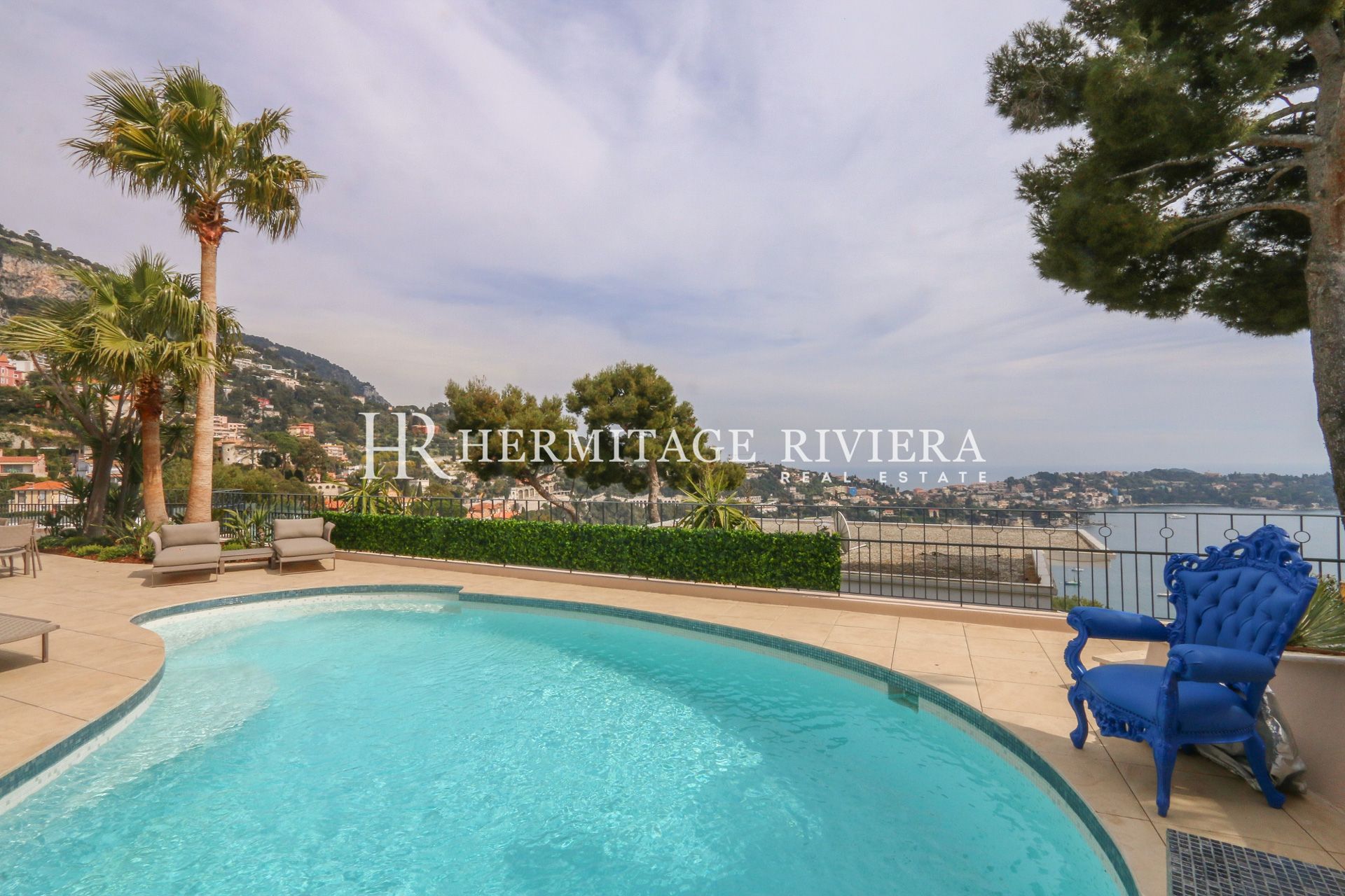 Moderne villa med udsigt over bugten (billede 1)