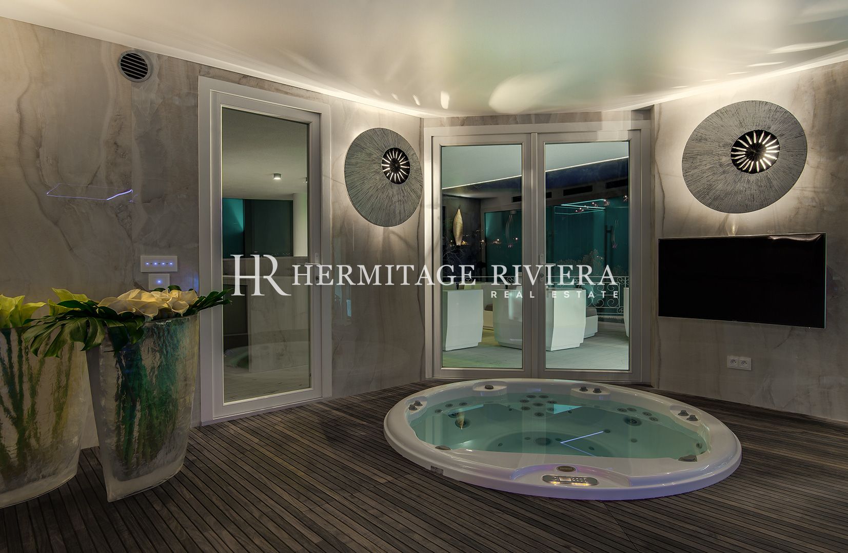 Lavish waterfront property (image 18)