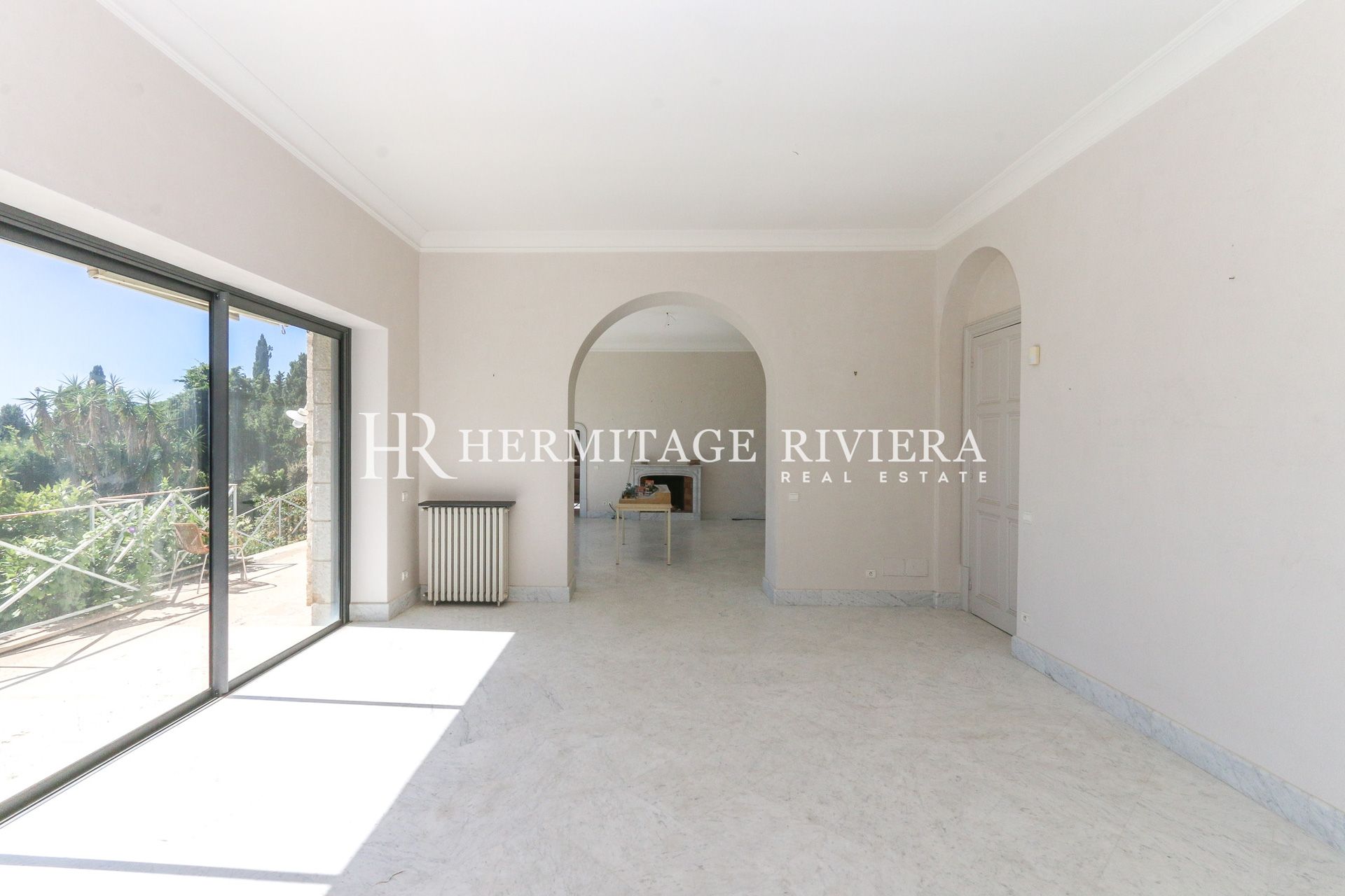 Elegant 19th century stone mansion with sea view (image 13)