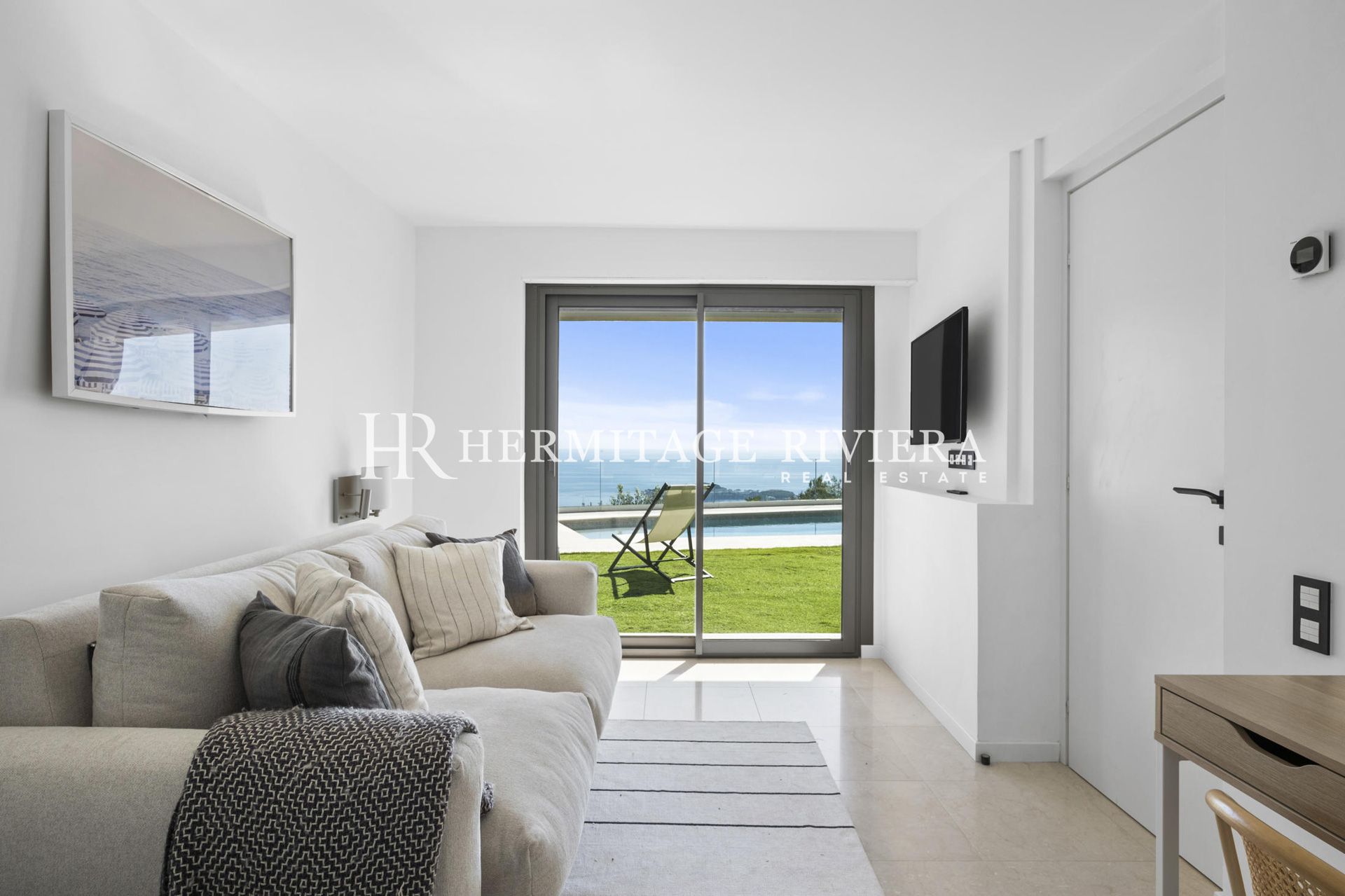 Contemporary property - Fantastique sea views - Pool (image 26)