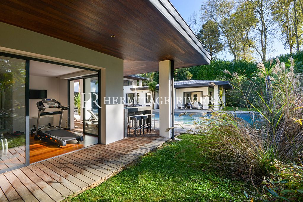 Villa contemporanea con 8 camere da letto, piscina e giardino pianeggiante. (immagine 5)