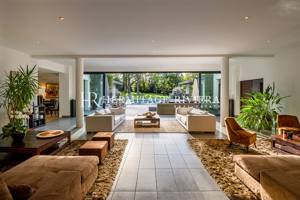 Villa contemporanea con 8 camere da letto, piscina e giardino pianeggiante. (immagine 3)