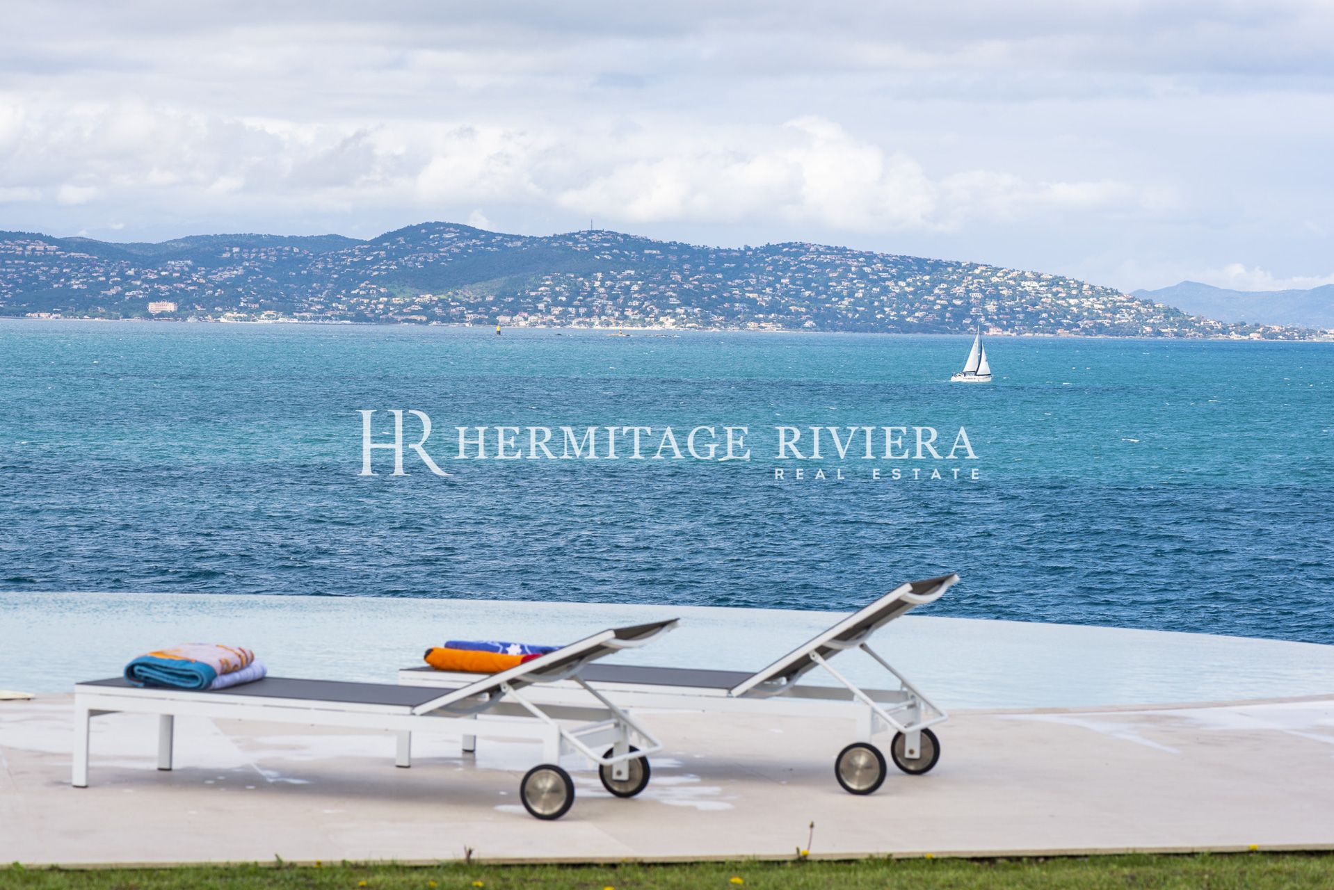 Fronte mare - Accesso diretto al mare - Piscina - Tenuta chiusa (immagine 1)