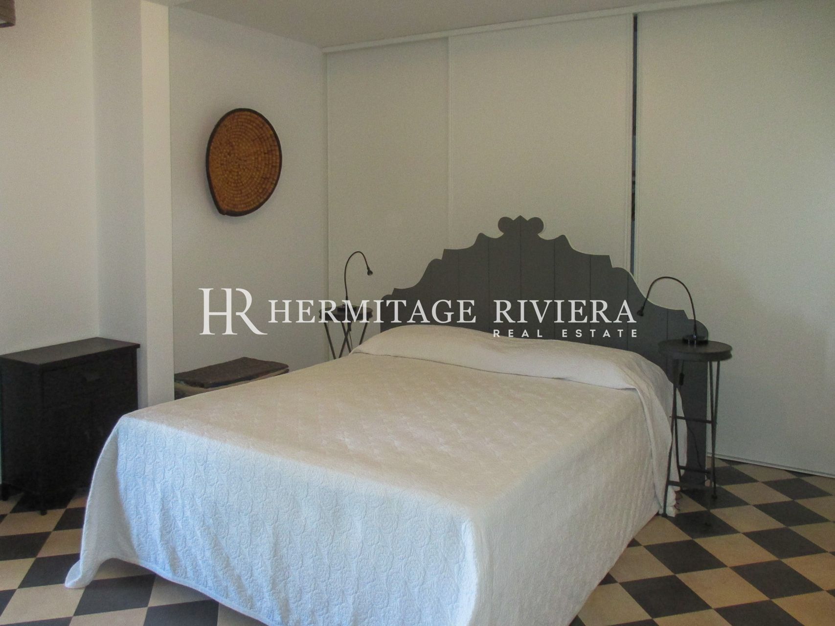 3 bedroom apartment with private garden (image 10)