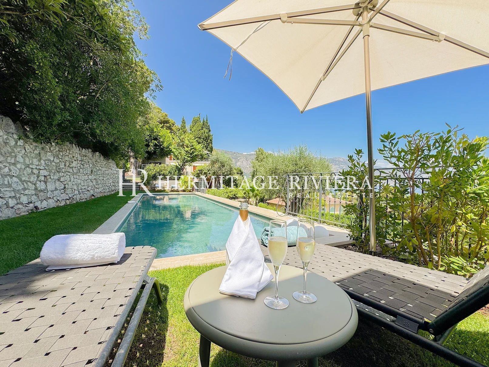 Renoveret villa med pool og havudsigt (billede 13)