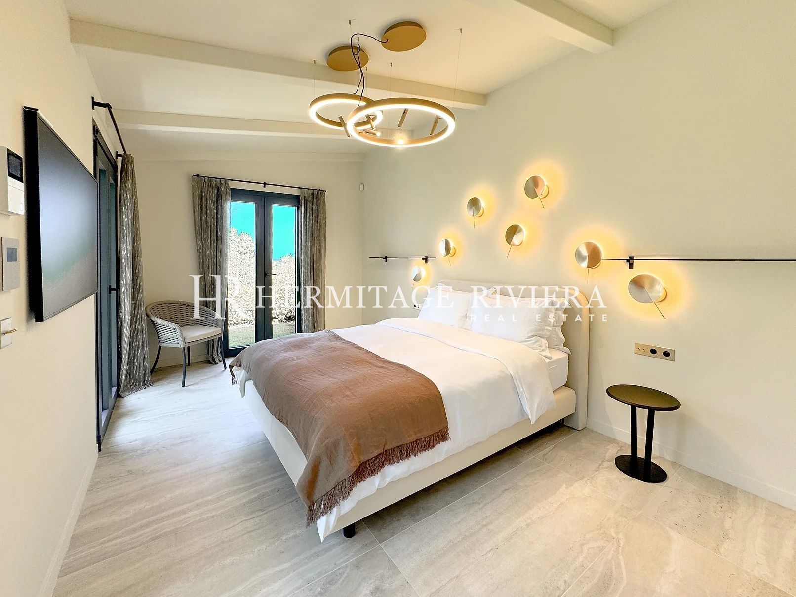 Renoveret villa med pool og havudsigt (billede 12)