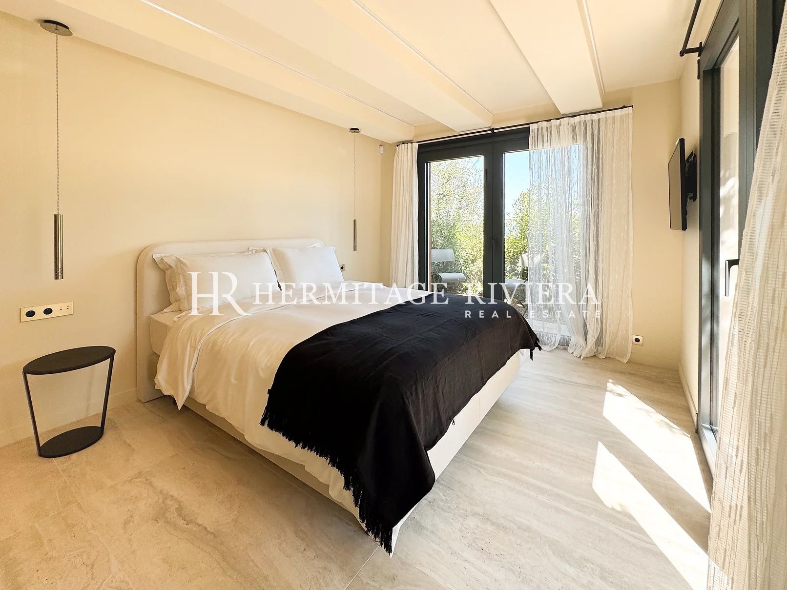 Villa ristrutturata con piscina e vista mare (immagine 10)