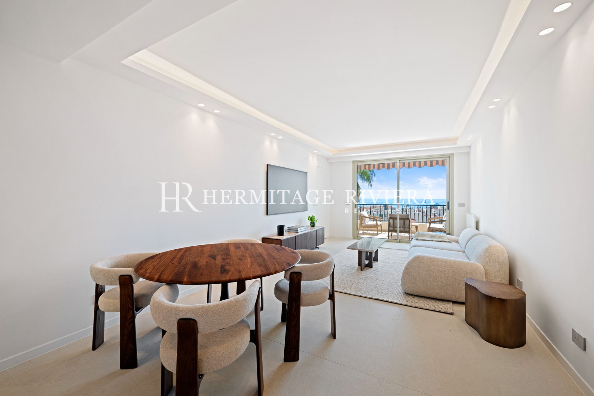 2-bedroom renovated apartment in the town centre with terrace, sea view (image 6)
