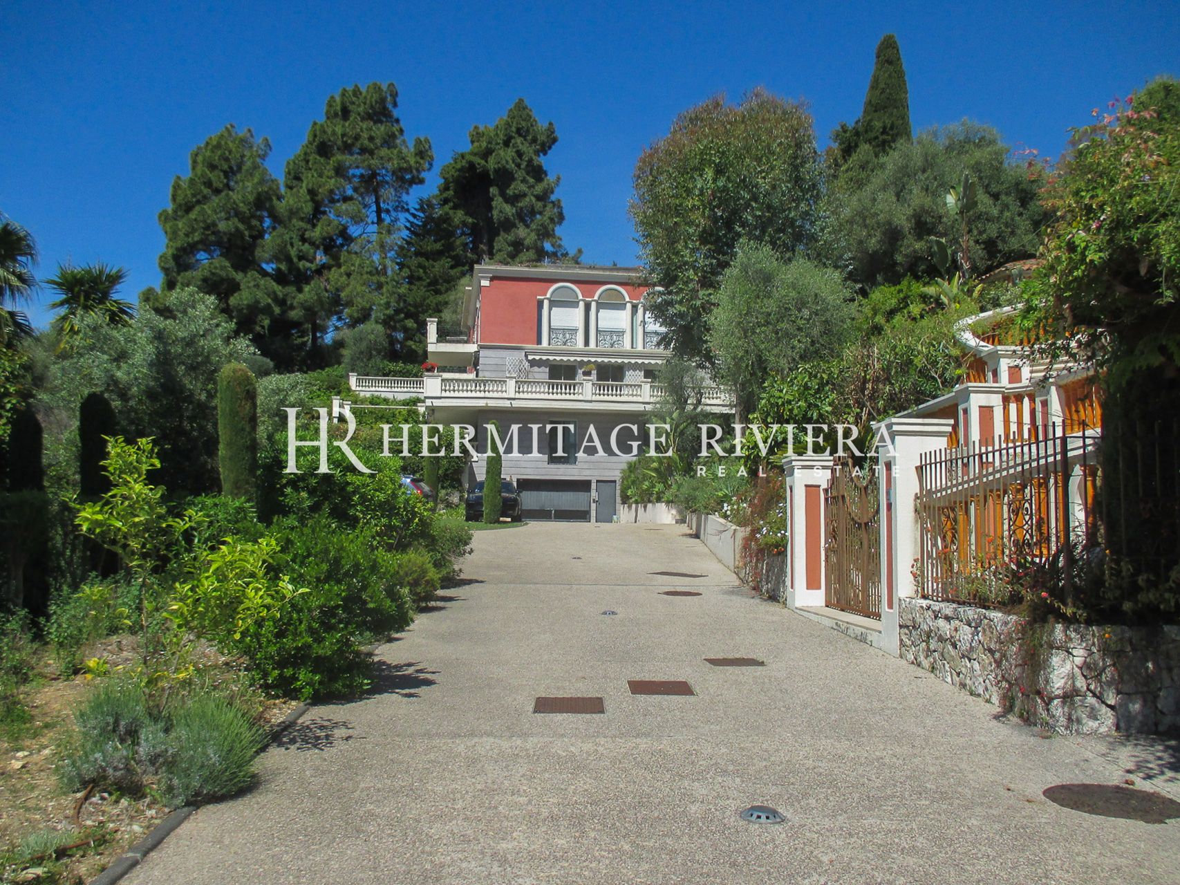 3 bedroom apartment with private garden (image 17)